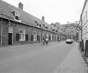 881363 Gezicht in de Lange Nieuwstraat te Utrecht, met de Beijerskameren (Lange Nieuwstraat 108 - 132).